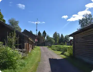 En väg intill en rad träbyggnader.