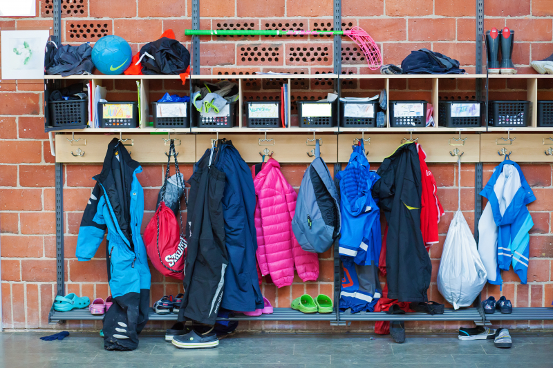 Klädhängare och förvaringsplatser i skola. (Foto:EmiliaC/ Mostphotos)