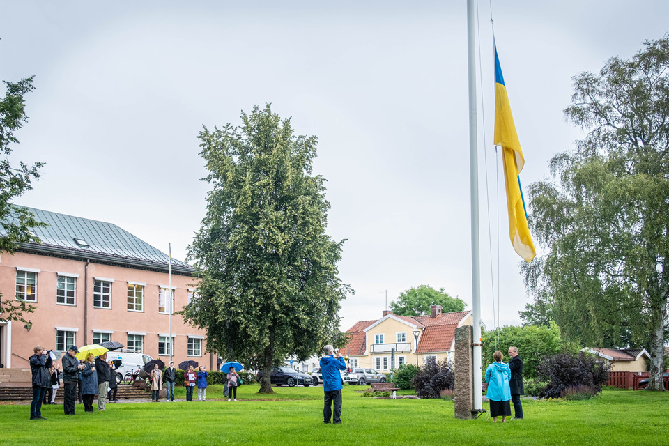 Ukrainas flagga hissas i kommunhusparken och fanfar spelas på Ukrainas självständighetsdag. Foto: Josef Björnetun/Mora kommun