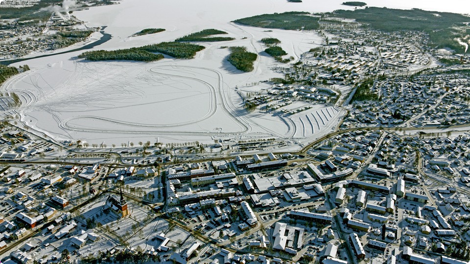 Flygbild över central Mora vintertid.