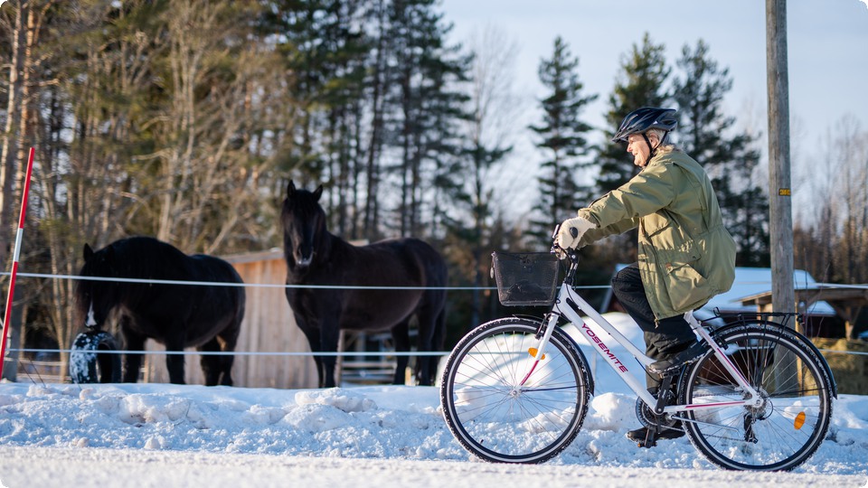 Kvinna som cyklar på vintern