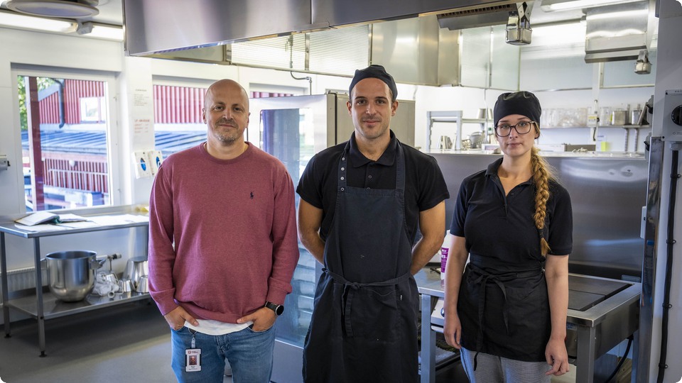 I januari öppnar tillagningsköket på Saxnäs. Verksamhetsutvecklaren Markus Darth, kocken Nenad Vukcevic och konditorn Caroline Tidesten är tre av medarbetarna i det nya köket.