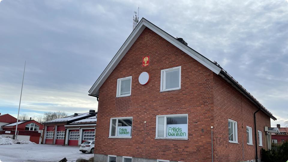 Bild på gamla brandstationen som numera bland annat inhyser Fritidsbanken.
