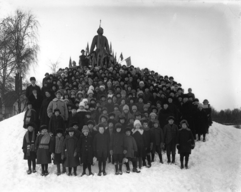 Skolbarn poserar framför Gustav Vasas-satyn.