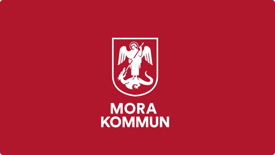 Mora kommuns logotyp på röd bakgrund.