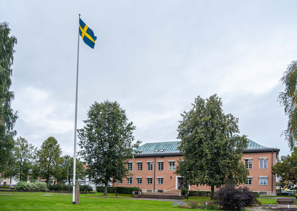 Svenska flaggan hissad framför gamla kommunhuset