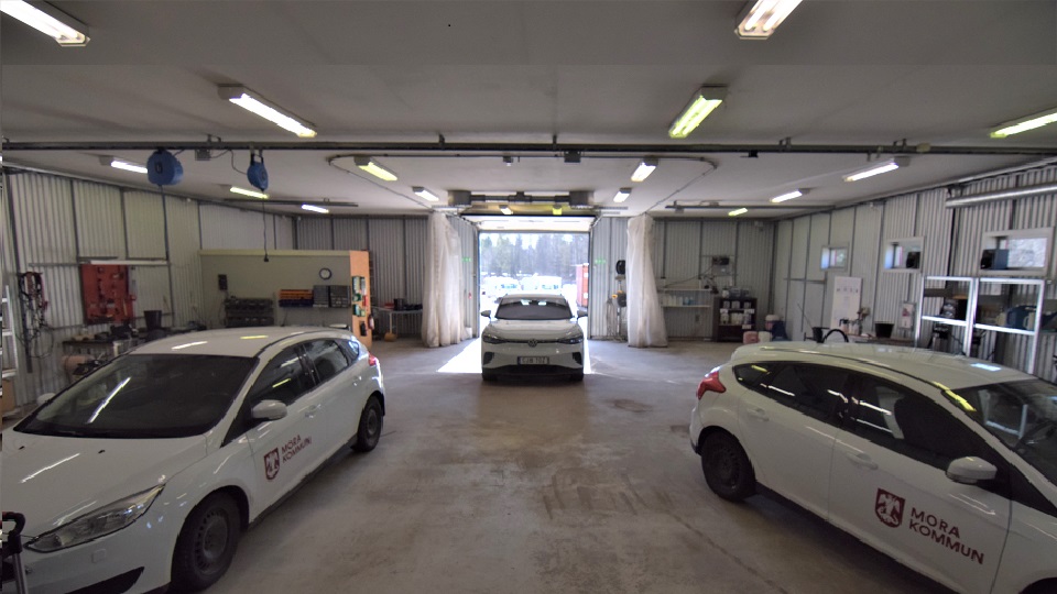Tre kommunbilar i bilspårets garage.