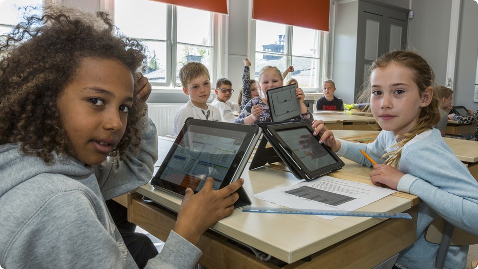 Barn som använder iPads i skolan