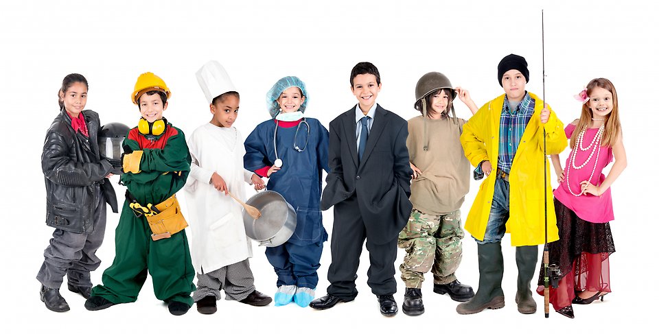 En grupp barn utklädda till olika yrken