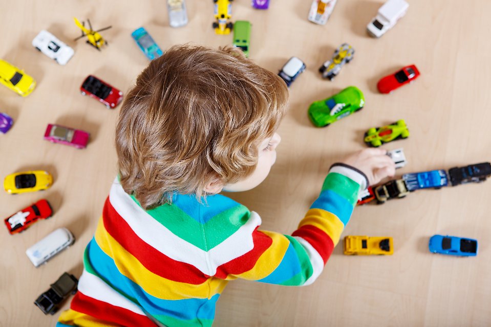 Barn som leker med leksaksbilar