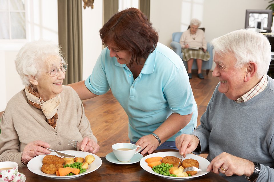 Två äldre personer får mat serverad