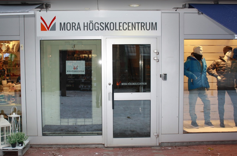 Ingång till Mora högskolecentrum på Kyrkogatan 5F.