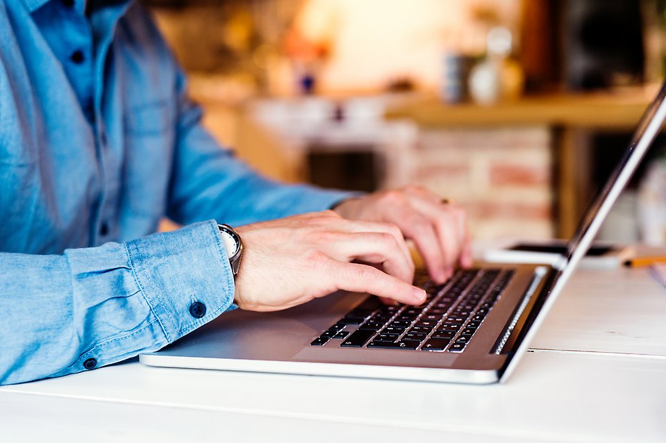 En ung kvinna använder en laptop