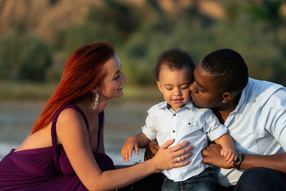 Familj av blandad etnicitet och deras lilla pojke