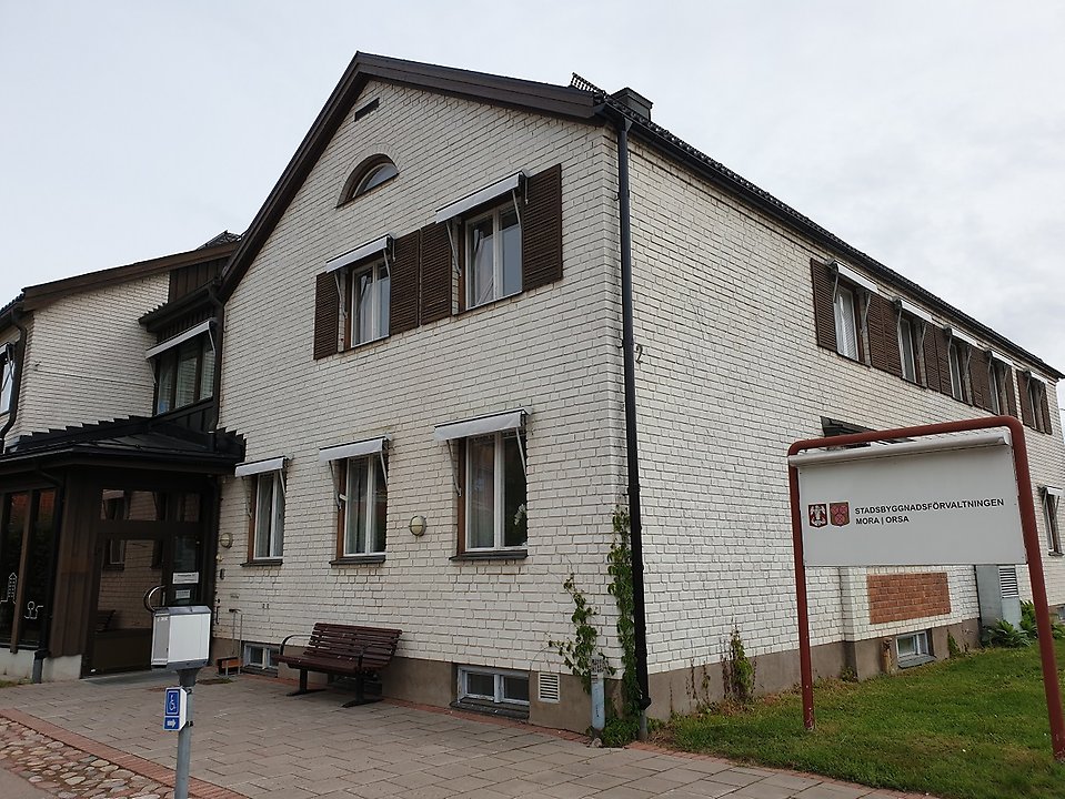 Stadsbyggnadsförvaltningens kontor i Mora på Fredsgatan 12. Fotograferat sommaren 2019.