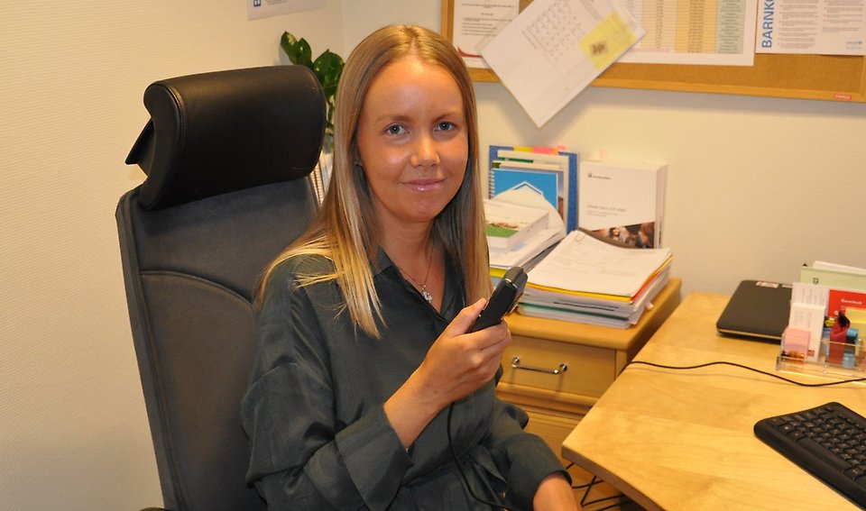 Socialsekreterare Maria Gullholm med mikrofonen hon använder för att tala in dokumentation.