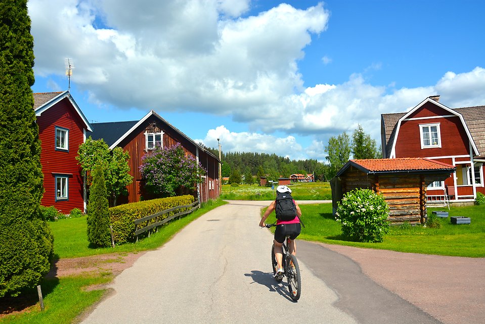 Foto på en kvinna som cyklar genom Bonäs
