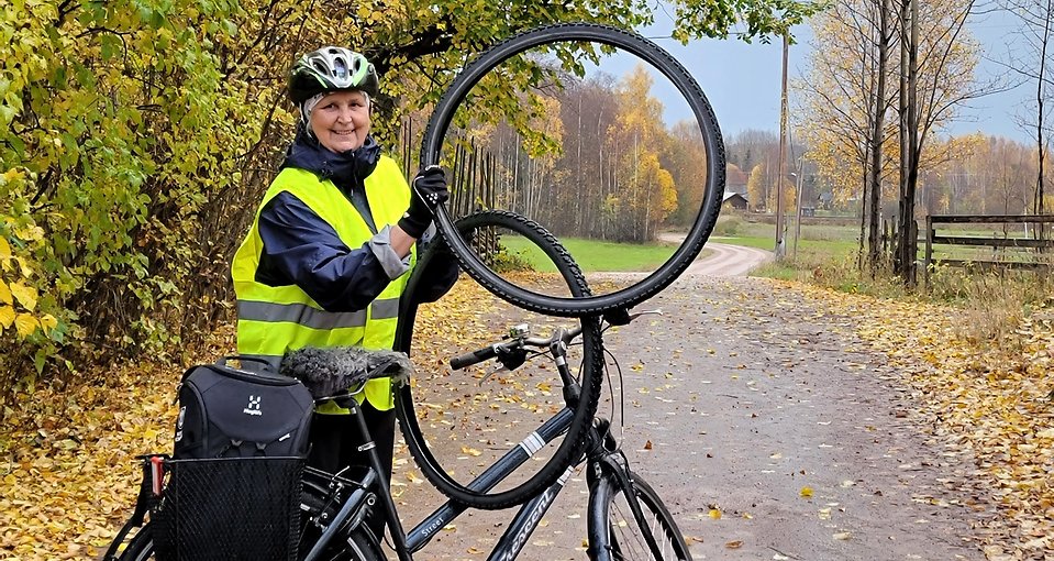 Eva Larsson, miljösamordnare på Mora kommun, visar upp dubbdäck för cykeln.