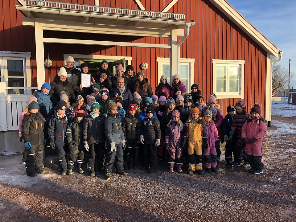 Personal och elever från Utmelands fritidshem tillsammans med för- och grundskolenämndens ordförande Carina Jannesson Sjöberg (M)