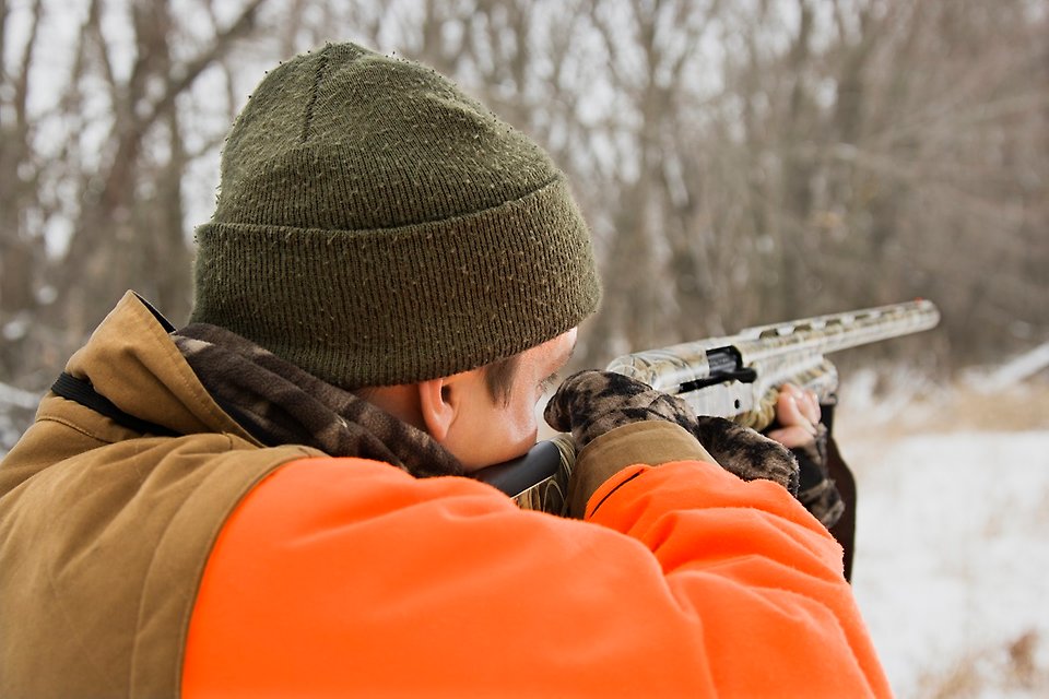 Foto på en jägare som riktar sitt gevär
