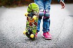 Ett barn med en skateboard