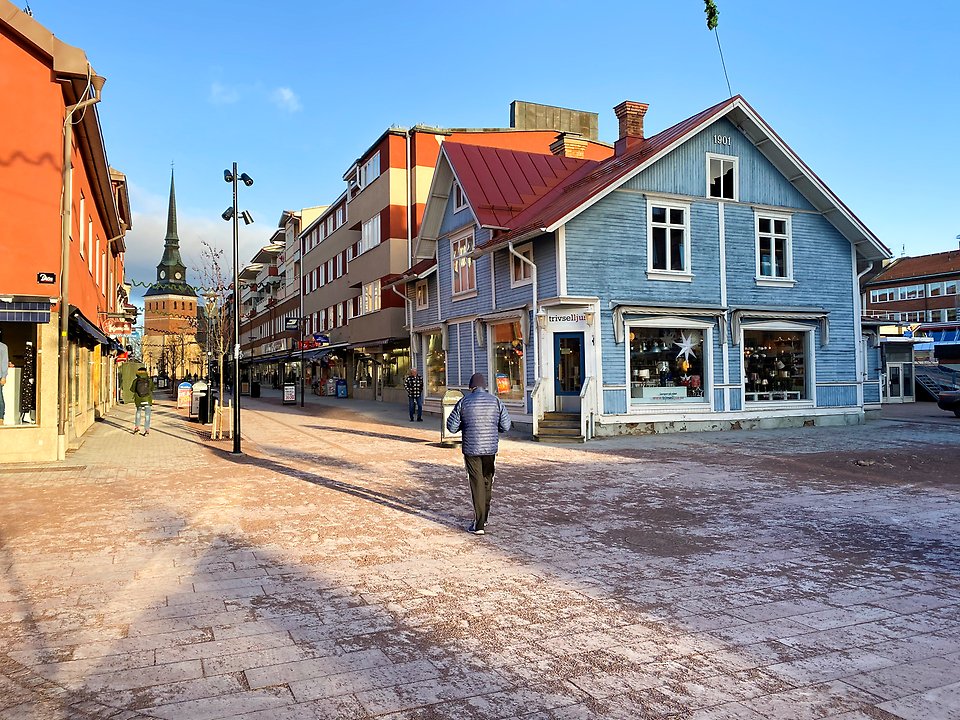Foto på den torgliknande platsen där Kyrkogatan och Köpmannagatan möts och som ska få namnet Emma Zorns torg