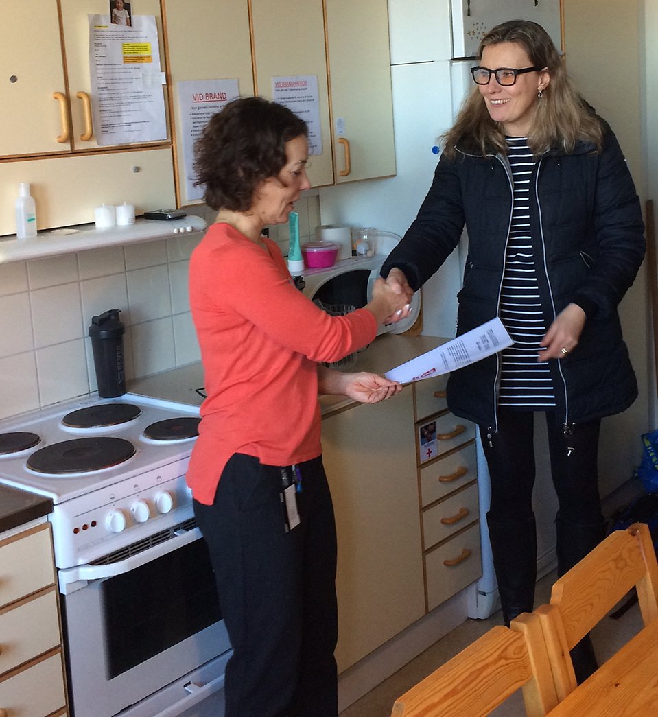 Ordföranden i för- och grundskoleförvaltningen Rose-Mari Bogg delar ut Pedagogiska priset till Sollerö fritids.