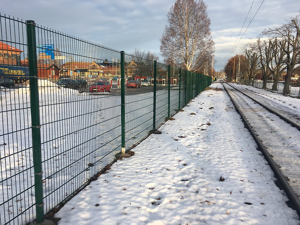 Foto på staketet som satts upp vid tågrälsen vid Morastrand