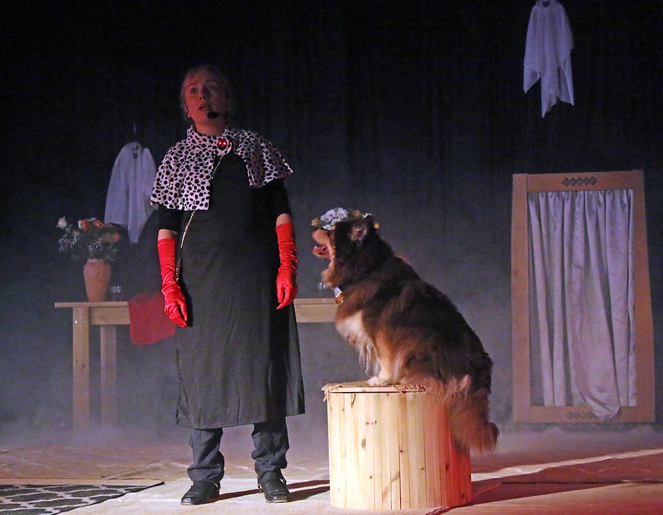 en deltagare sjunger tillsammans med en hund