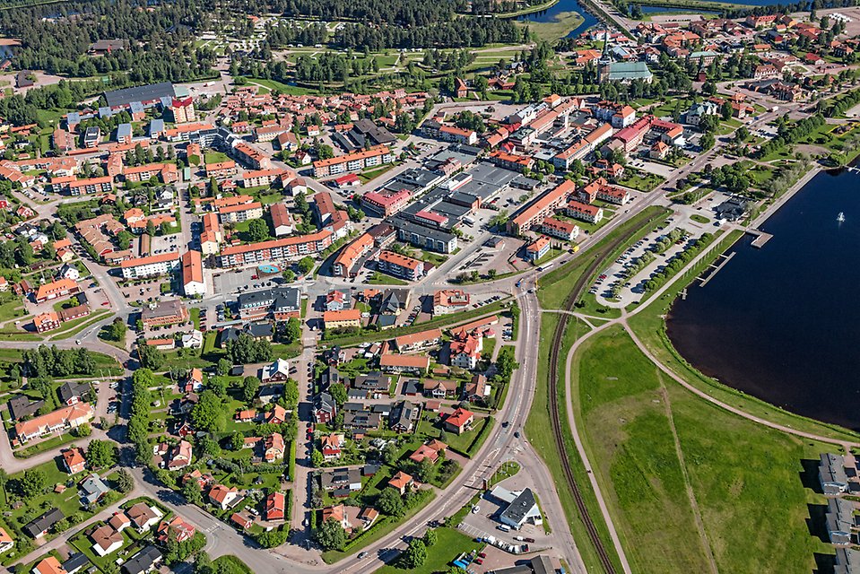 Flygbild över centrala Mora sommaren 2017. Foto: Bergslagsbild AB