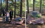 Kommunfullmäktiges ordförande Lennart Sacredeus, kommunstyrelsens ordförande Anna Hed och kyrkoherde Anna Björk samt foto på minnesstenen.