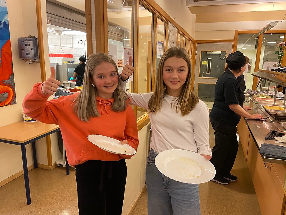 Anine Karlsson och Mira Eriksson i klass 7B på Morkarlbyhöjdens skola
