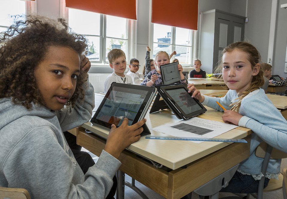 Elever som använder läsplattor i ett klassrum