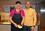 Foto på Ann-Christin Helén, kock på Mora gymnasiums kök och kostchef Andreas Hermansson.