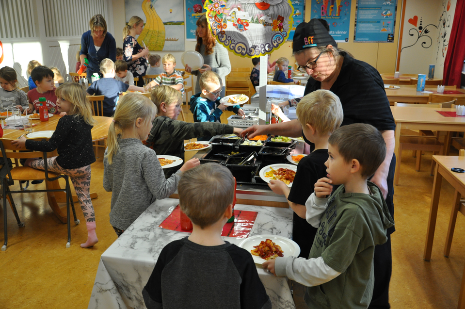 Bild från matsalen i Nusnäs skola som deltog i kommunens klimatsmarta matvecka i december 2018. 