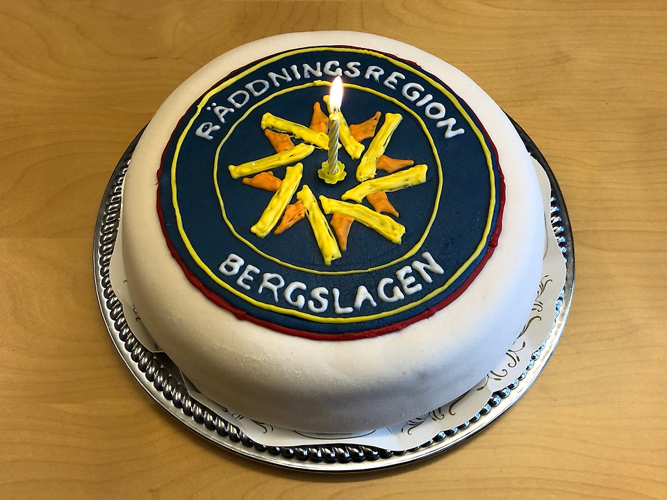 Bild på en tårta med ett ljus och texten räddningsregion Bergslagen 